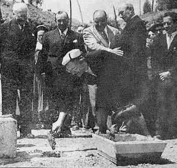 Poste de la premire pierre en 1954 